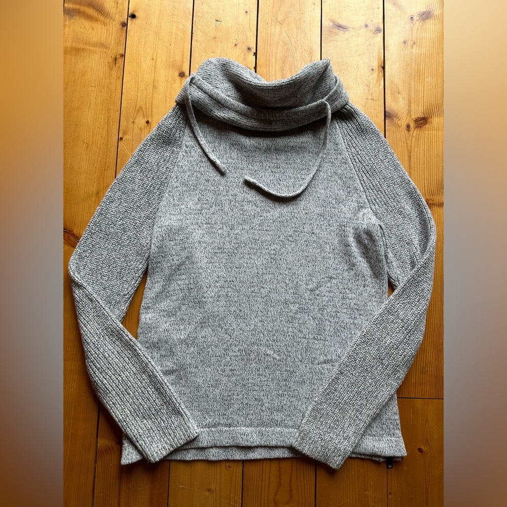Men’s buckle sweater size small